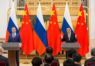 Premier Li and Medvedev talk to media on cooperation:0