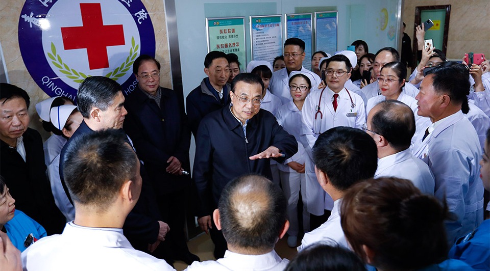 Premier visits medical workers in Qinghai:3