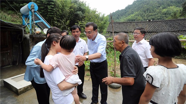 Premier Li visits flood victims in mountainous area of Guizhou