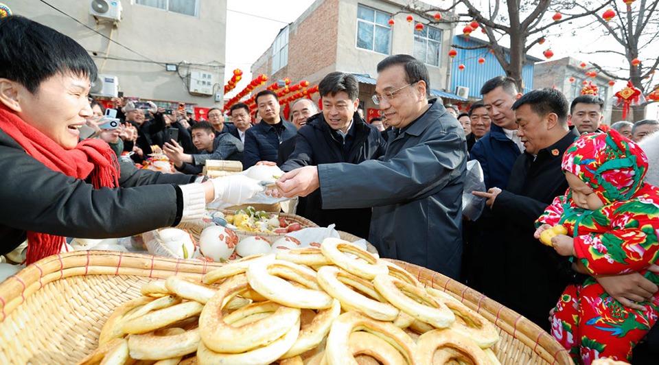 Premier visits market for Spring Festival shopping in Shanxi province:1