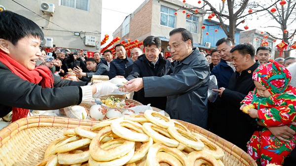 Premier visits market for Spring Festival shopping in Shanxi province