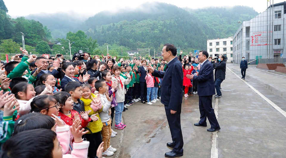 Premier stresses basic healthcare, compulsory education in Sichuan:2