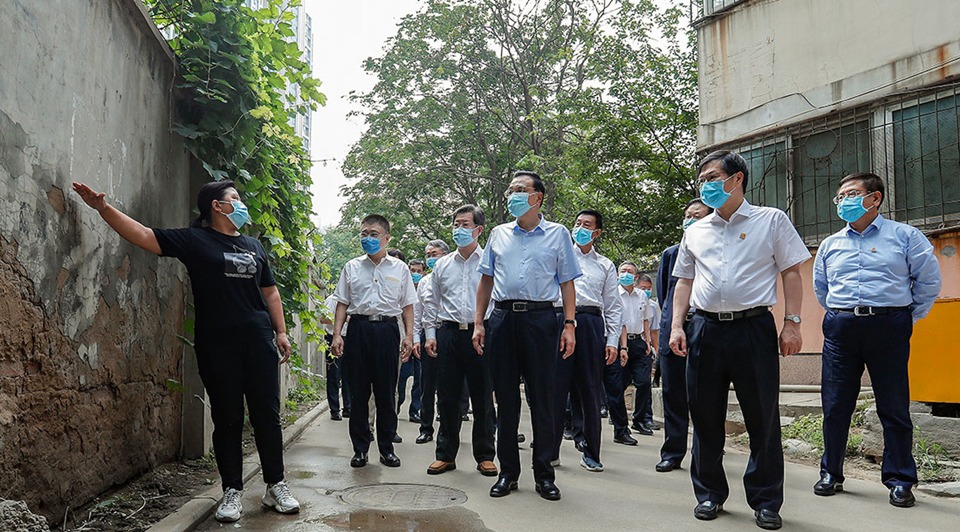 Premier Li visits flood-stricken community in C China:3