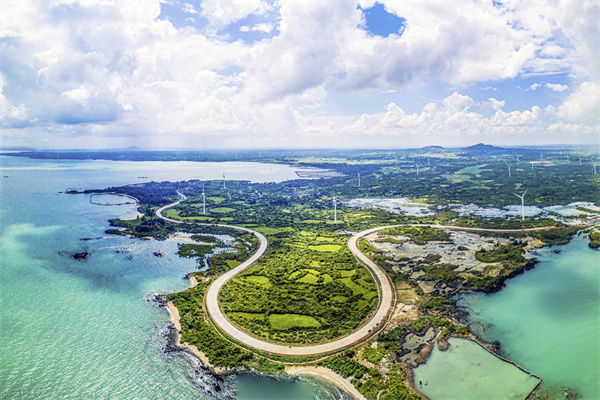 Aerial photo shows tourists enjoying summer time on the beach in Fuzhou  City, southeast China's Fujian Province, 6 August, 2023. (Photo by  ChinaImages/Sipa USA) Credit: Sipa US/Alamy Live News Stock Photo 