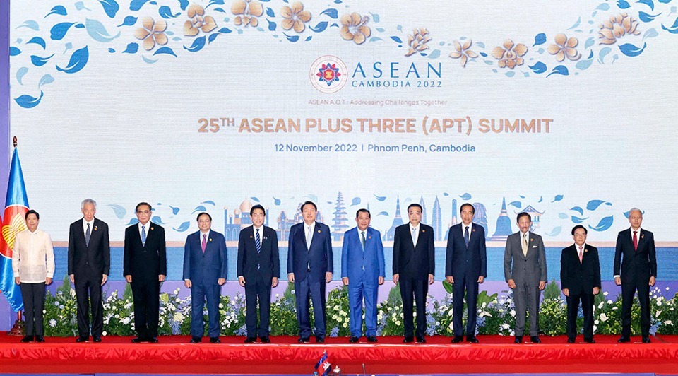 ASEAN, China, Japan, South Korea should strive for peace, stability, development:1