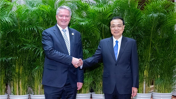 Premier Li holds talks with OECD secretary-general