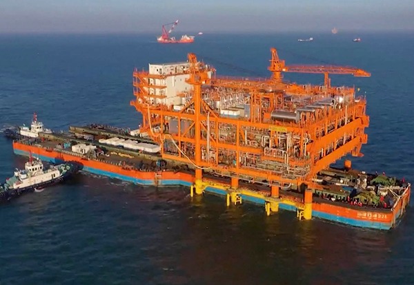 Major Chinese offshore oil platform completes floatover installation:0