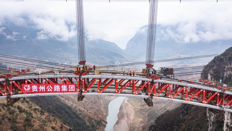 Wumengshan grand bridge on Nayong-Qinglong Expressway under ...