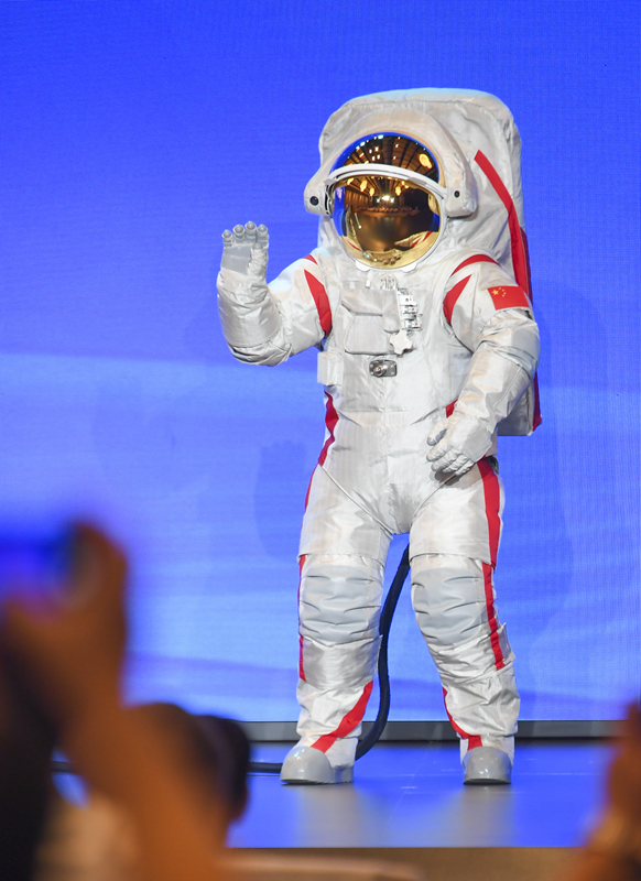 China unveils moon-landing spacesuit for the first time