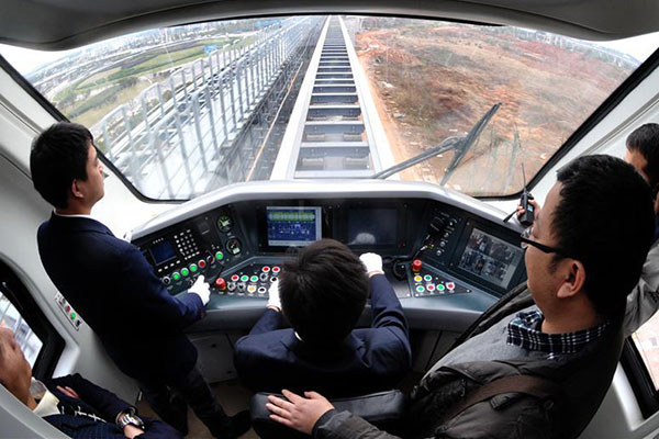 Maglev train linking railway station, airport seen in Hunan