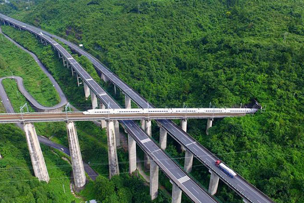 A Look At 377-kilometer-long Yichang-Wanzhou Railroad