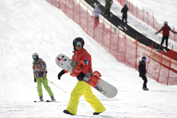 People ski in Chongli County, N China’s Hebei