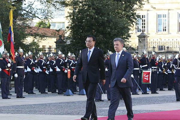 Premier reviews the honor guard with Colombian president